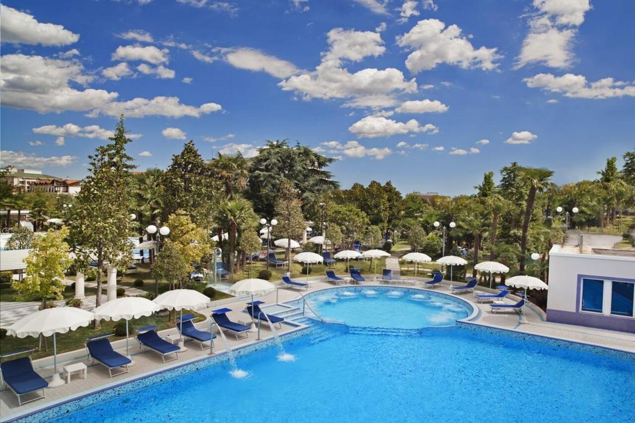 Grand Hotel Trieste & Victoria Abano Terme Zewnętrze zdjęcie The swimming pool at the hotel