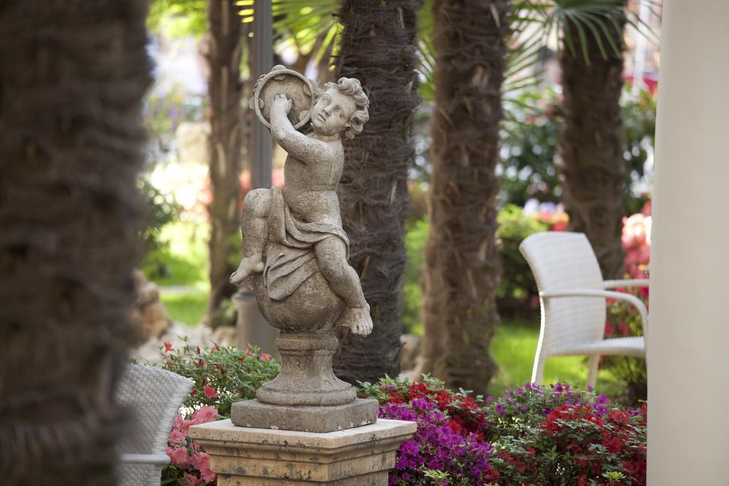 Grand Hotel Trieste & Victoria Abano Terme Zewnętrze zdjęcie A statue in the garden