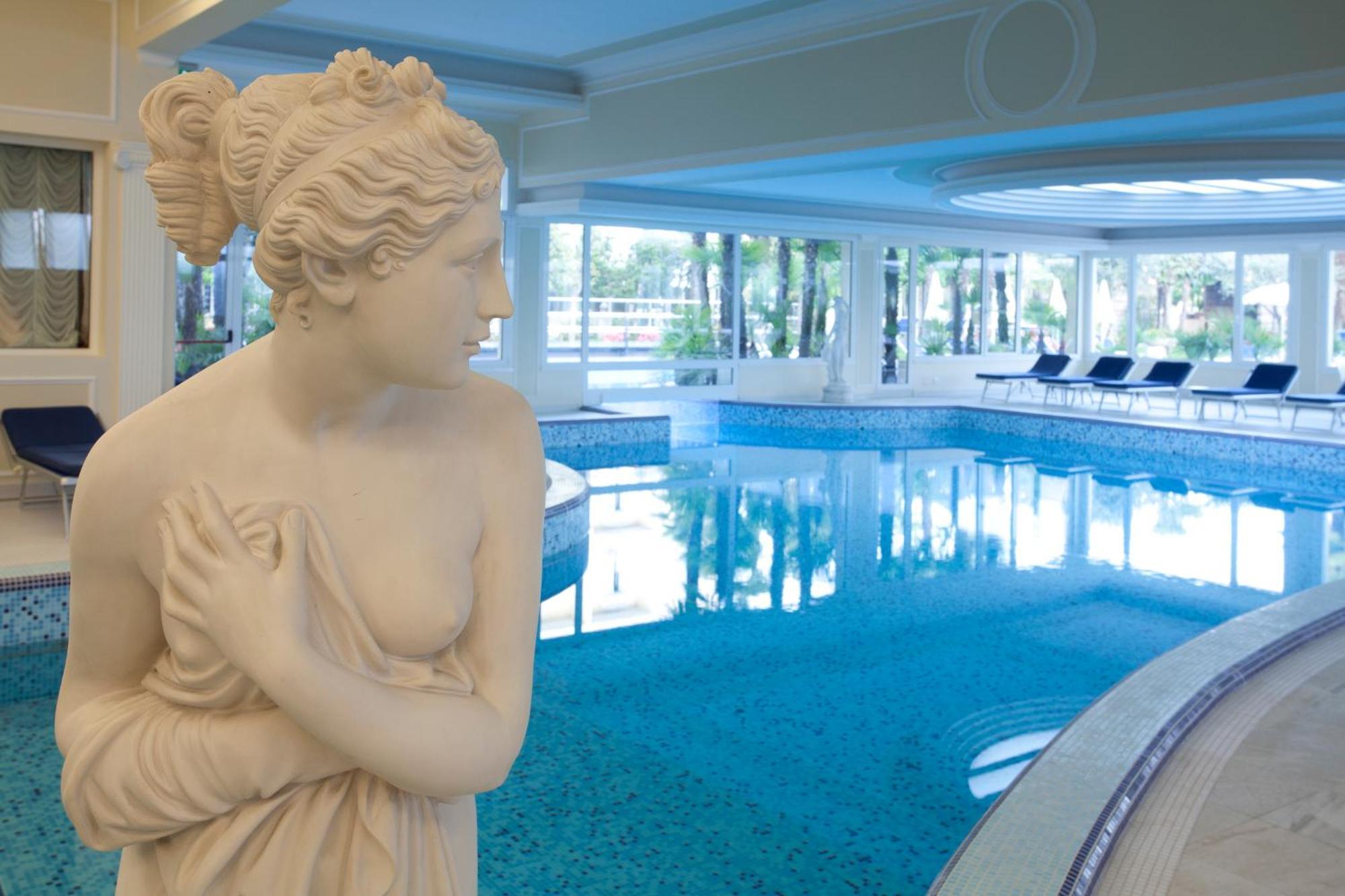 Grand Hotel Trieste & Victoria Abano Terme Zewnętrze zdjęcie The indoor pool at the hotel