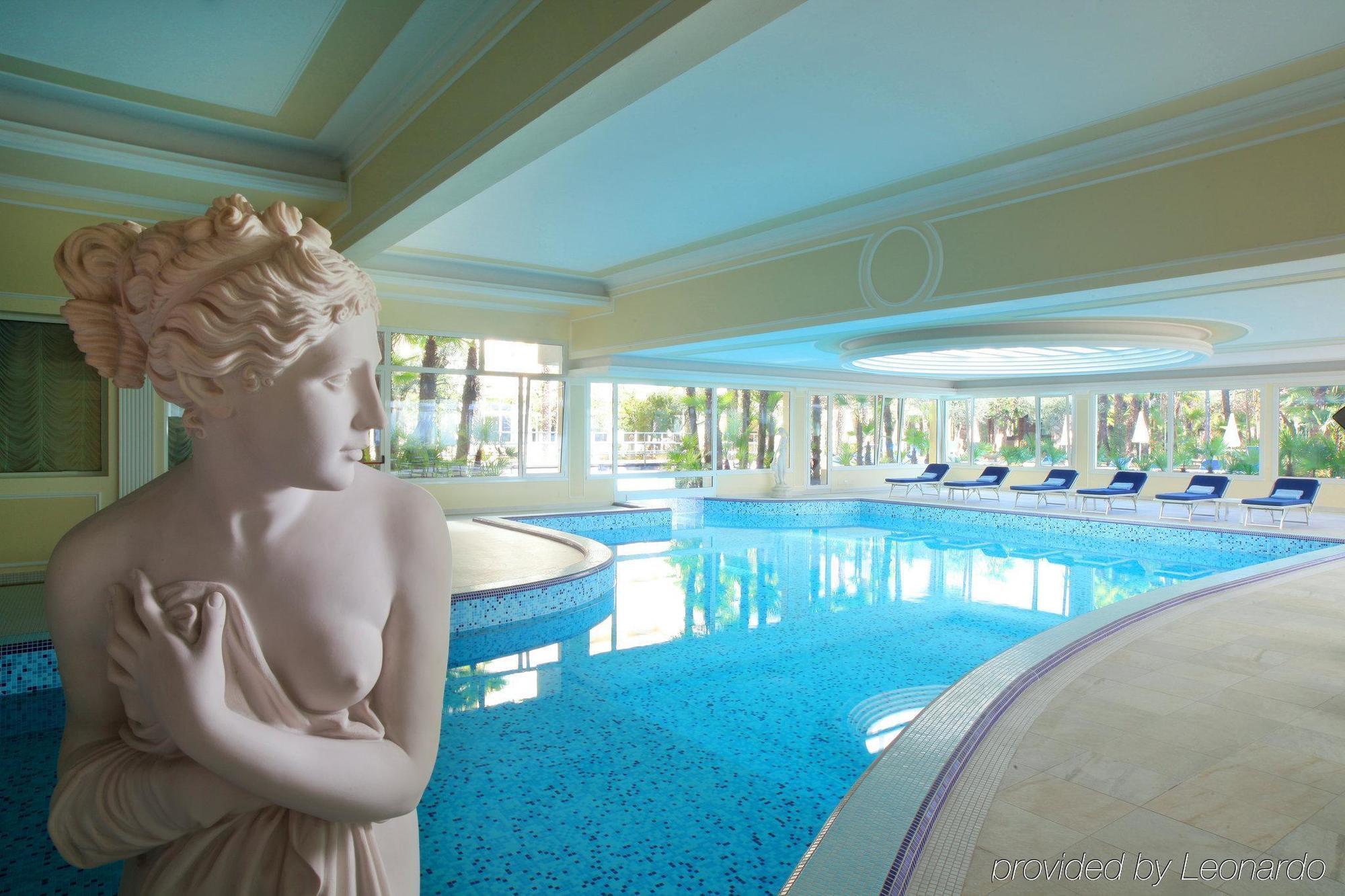 Grand Hotel Trieste & Victoria Abano Terme Zewnętrze zdjęcie The indoor pool at the hotel