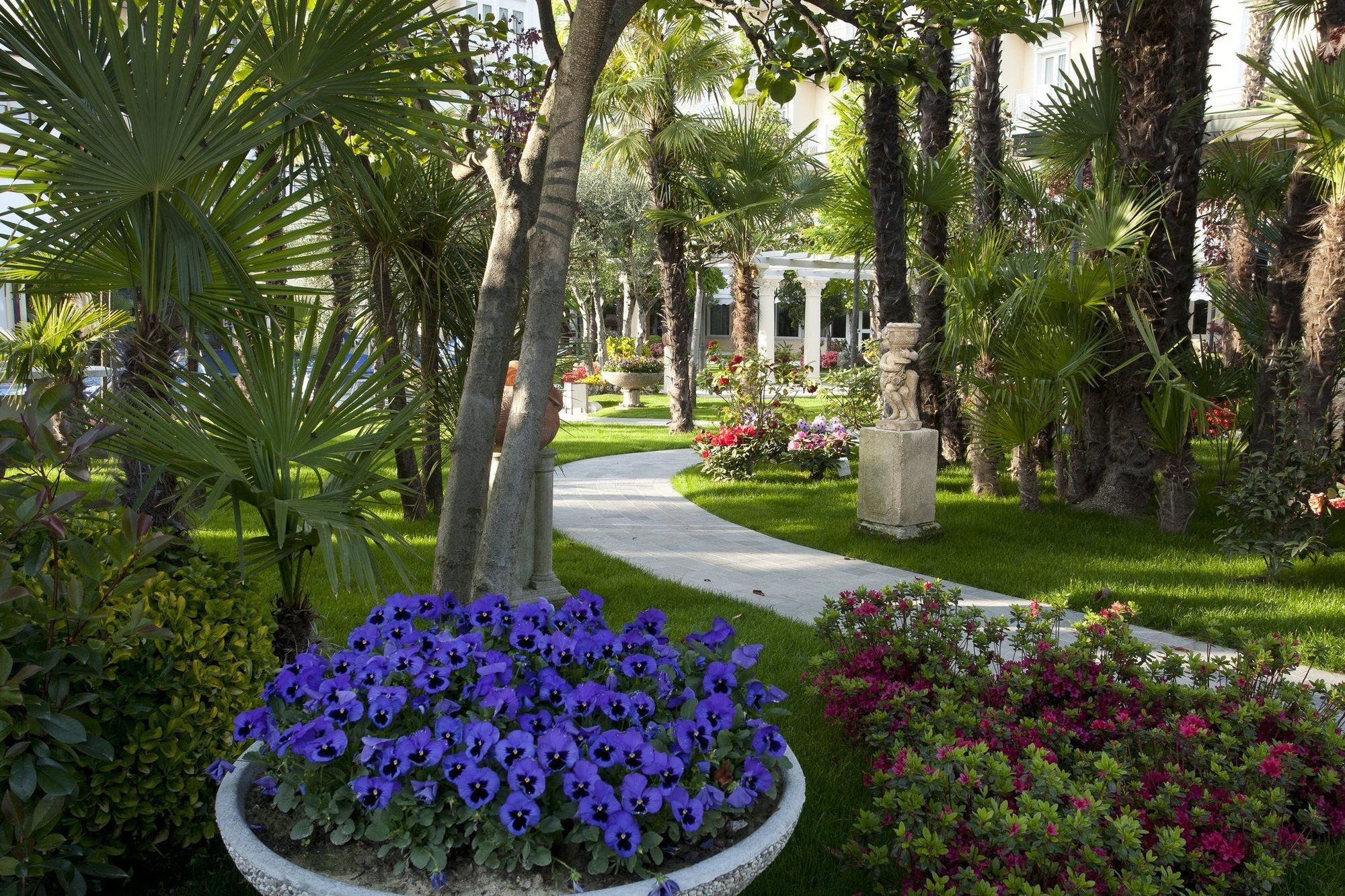Grand Hotel Trieste & Victoria Abano Terme Zewnętrze zdjęcie The gardens of the hotel