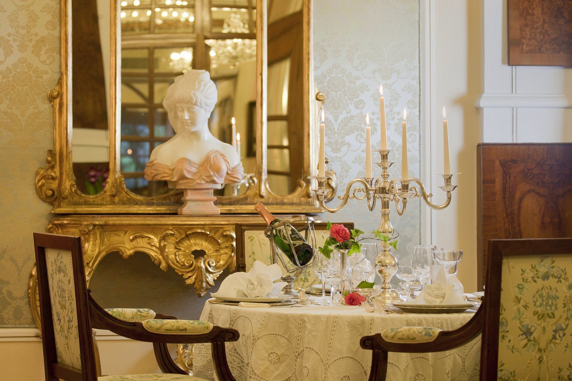 Grand Hotel Trieste & Victoria Abano Terme Restauracja zdjęcie A table set for afternoon tea at the Imperial Hotel, Vienna