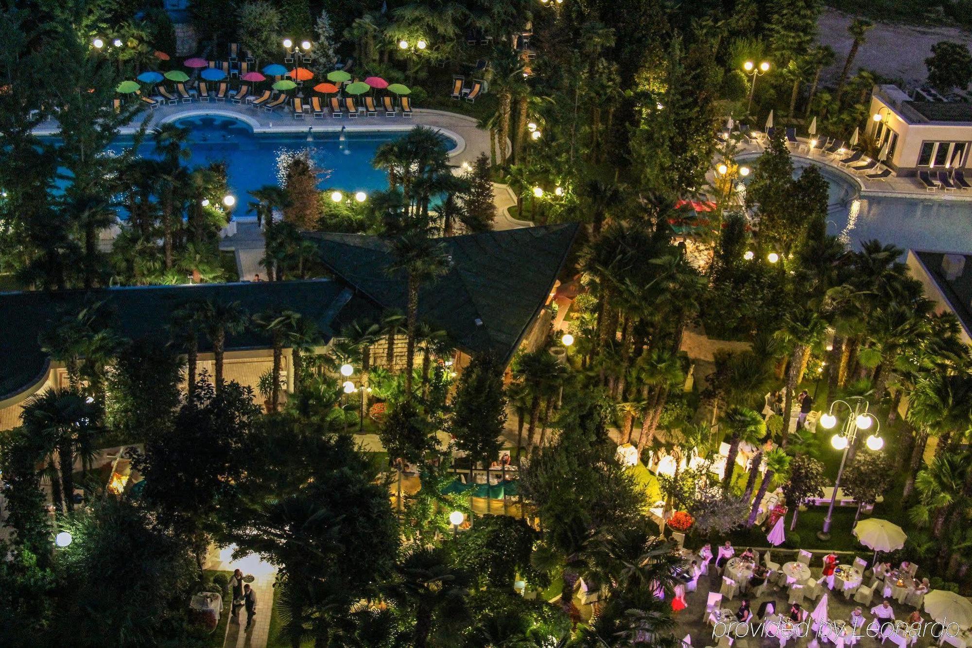 Grand Hotel Trieste & Victoria Abano Terme Zewnętrze zdjęcie The resort at night